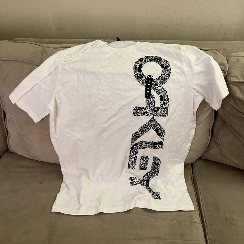 Oakley Medium T shirt. Never worn.